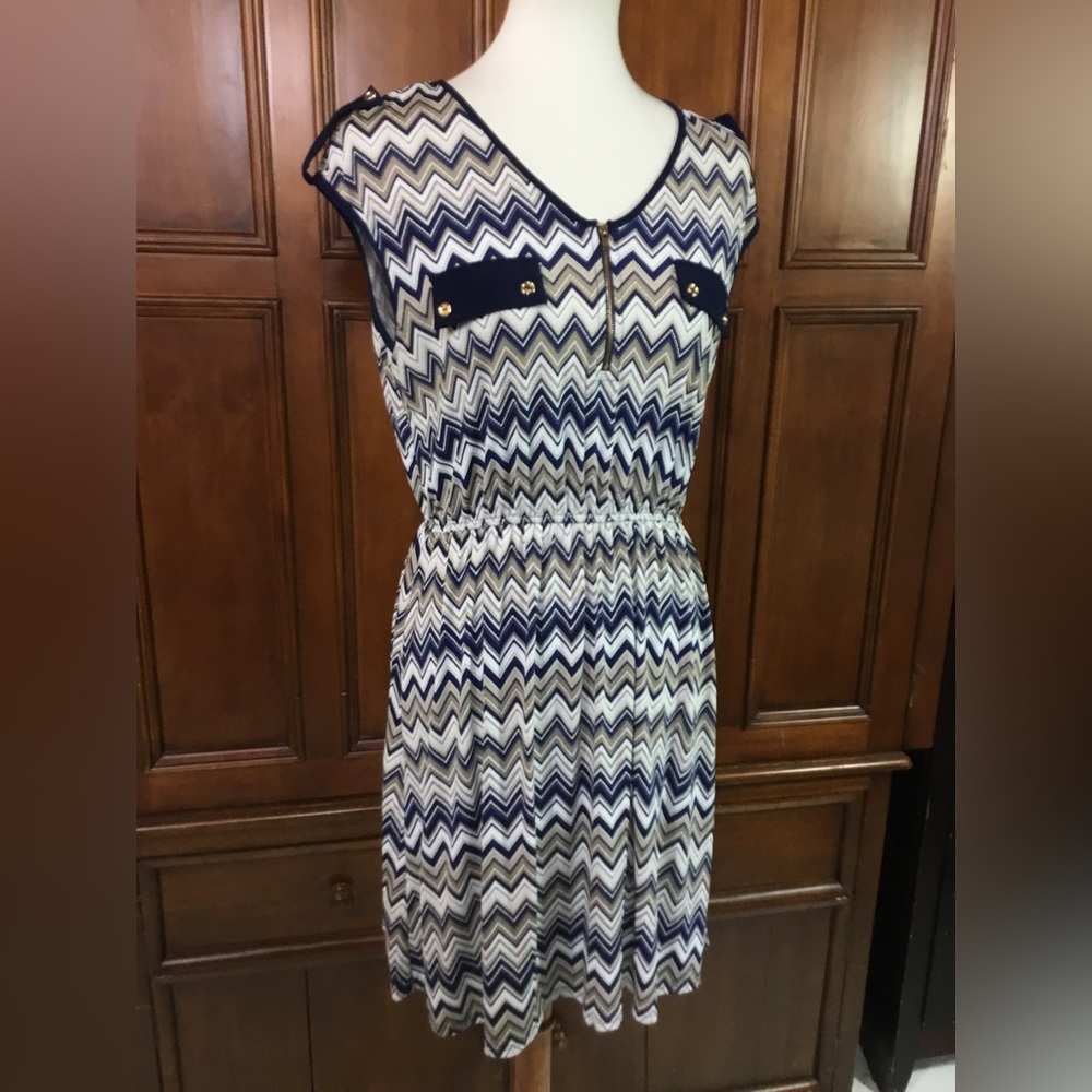 PerSeption petite size medium womens dress chevron pattern white blue tan comfy